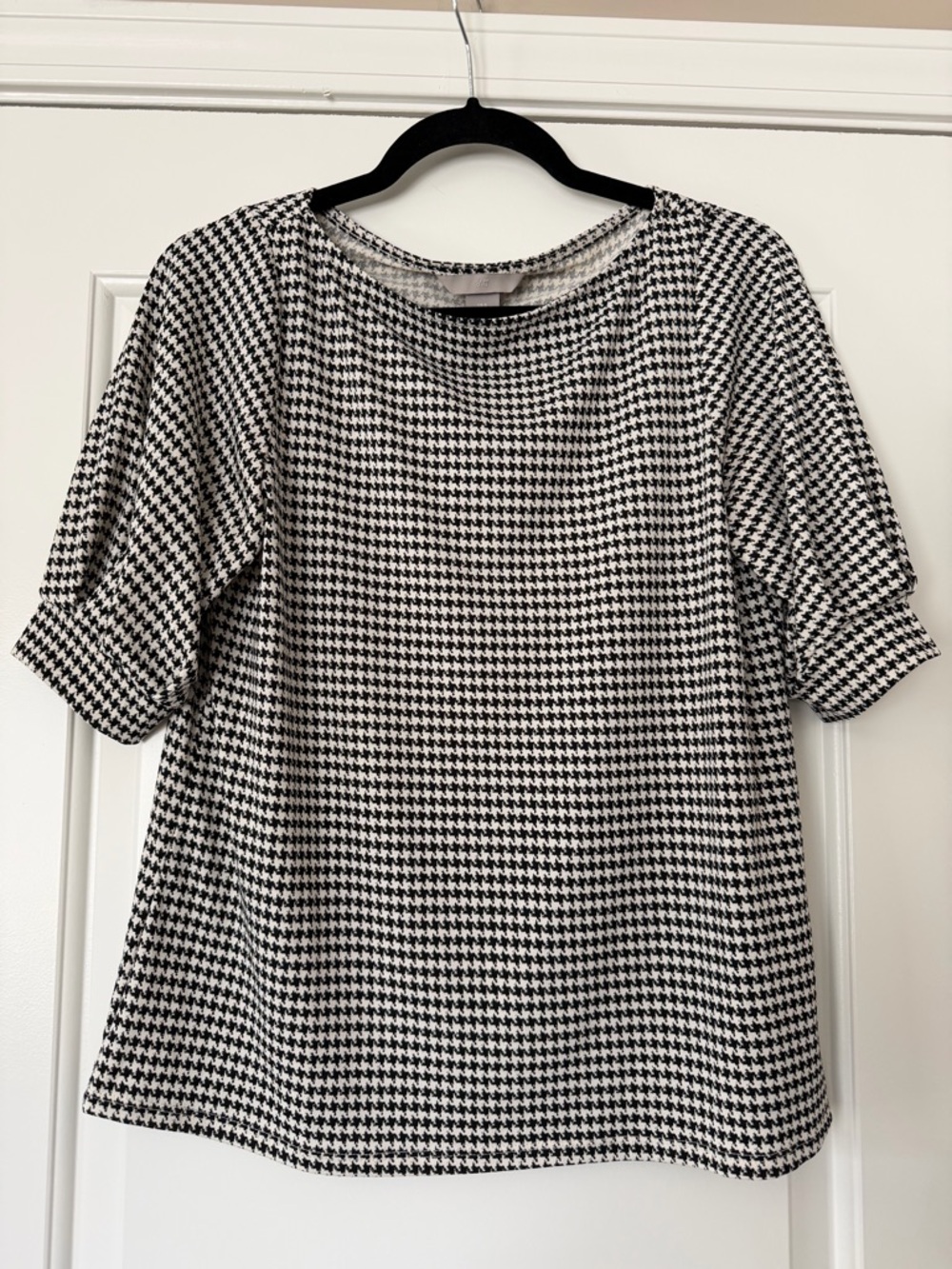 H&M short sleeve houndstooth stretch top